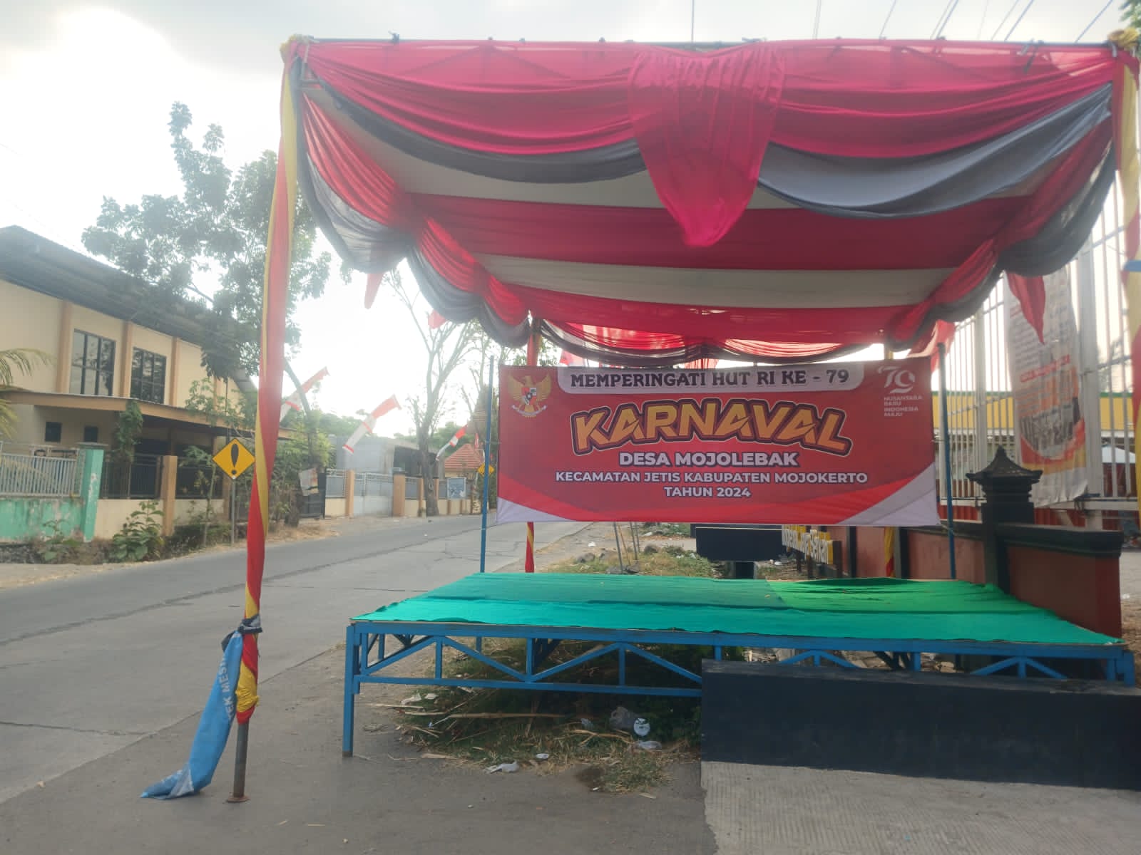 BERUJUNG DUKA: Panggung karnaval di depan Balai Desa Mojolebak, Kecamatan Jetis, Kabupaten Mojokerto, usai peristiwa peserta meninggal, Minggu (1/9) siang.