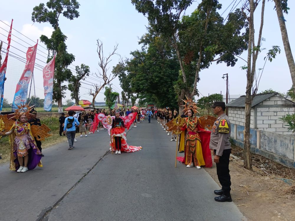 BERUJUNG DUKA: Kemeriahan karnaval memperingati HUT ke-79 RI di Desa Mojolebak, Kecamatan Jetis, kemarin. Seorang peserta meninggal dalam kegiatan ini.