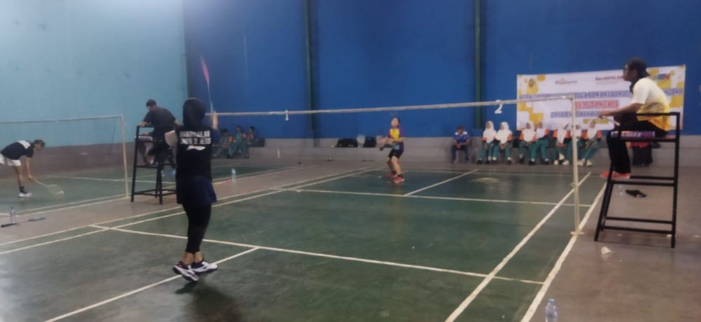 NGOTOT: Pebulutangkis muda saat mengikuti kejurkab Piala Bupati Mojokerto tahun lalu.