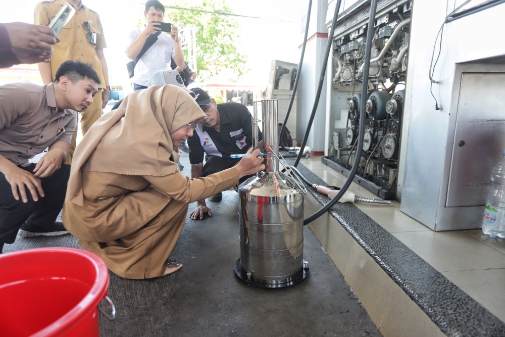 DICEK: Petugas gabungan dari Diskopukmperindag bersama BSML dan Polres Mojokerto Kota saat mengecek kesesuaian mesin pompa BBM di SPBU Jalan Bhayangkara, kemarin (3/9).