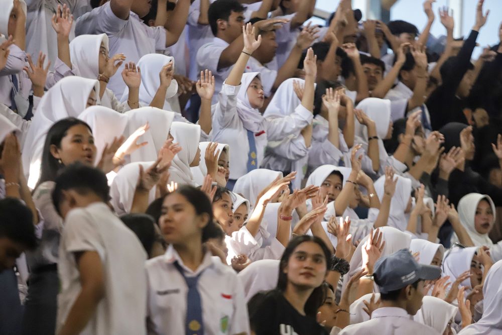 HAK SUARA: Pelajar SMA sederajat menonton turnamen voli di GOR dan Seni Mojopahit, Kota Mojokerto beberapa waktu lalu. Banyak pelajar akan menjadi pemilih pemula pada pilkada tahun ini.