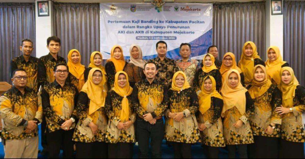 KAJI BANDING: Kepala Dinkes Kabupaten Mojokerto dr Ulum Rokhmat Rokhmawan bersama 27 kepala puskesmas se-Kabupaten Mojokerto berkunjung ke Puskesmas Ngadirojo, Kabupaten Pacitan, Senin (2/9).