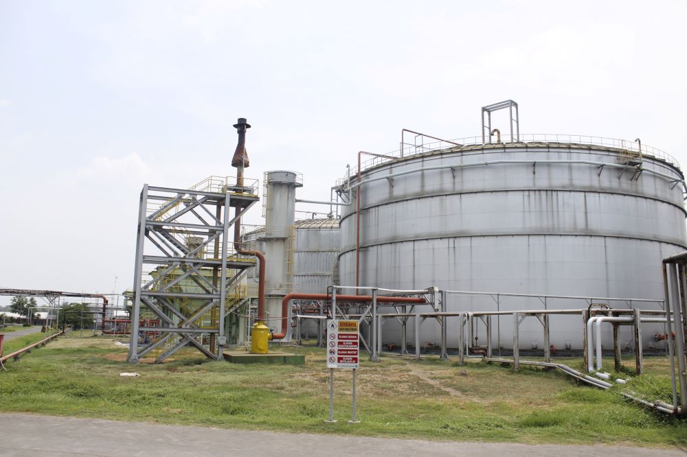 ATENSI: PT Enero di Desa Gempolkrep, Kecamatan Gedeg memasang blower tambahan untuk meminimalisir bau yang terjadi saat proses produksi.