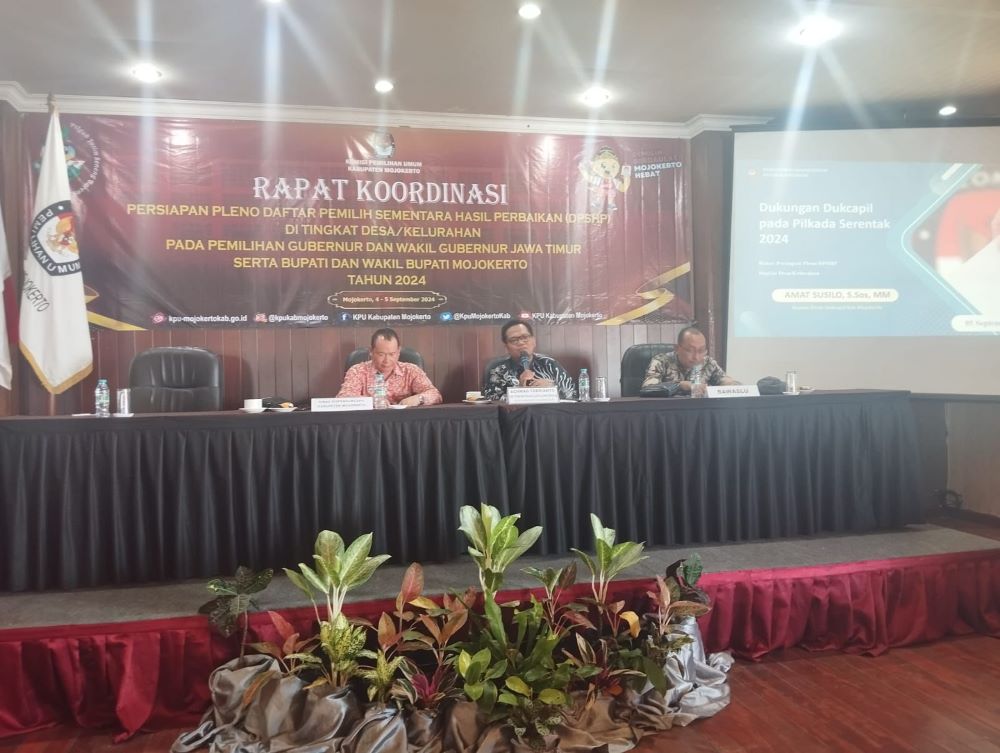 JADI CATATAN: KPU dan Bawaslu Kabupaten Mojokerto menggelar rakor persiapan jelang DPSHP di salah satu hotel di Trawas, kemarin.