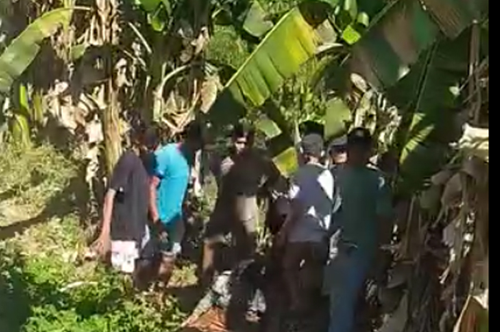 TERCEBUR: Alisia, 45, ditolong warga usai tercebur ke anak Sungai Sadar di Dusun Bedagas, Desa Tunggalpager, Kecamatan Pungging, Kamis (5/9).