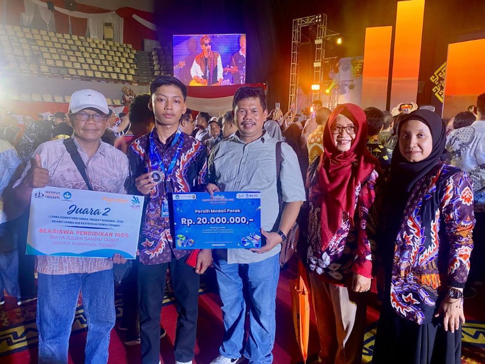 BERBAKAT: Ahmed Husein Jalili berhasil membawa pulang medali perak dan juara 2 di ajang LKS tingkat nasional.