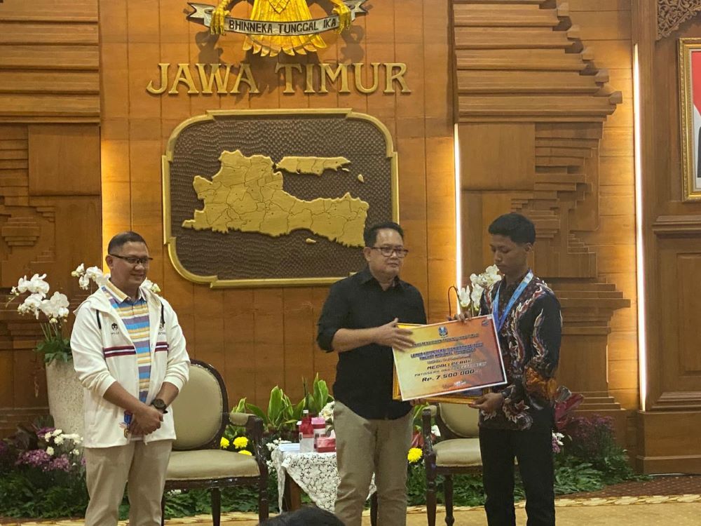 BERPRESTASI: Kemenangan Ahmed, siswa SMKN 2 Mojokerto di LKSN diapresiasi Pj Gubernur Jatim Adhy Karyono dan Kepala Dinas Pendidikan Provinsi Jatim Aries Agung Paewai.