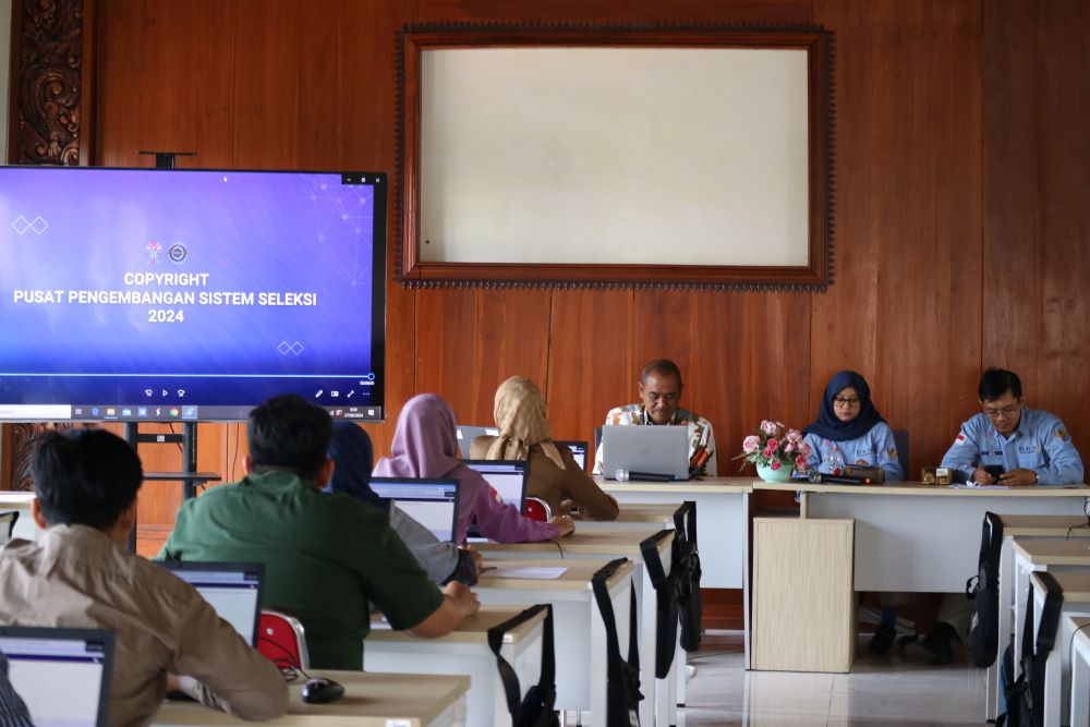 LATIHAN: Calon pelamar CPNS mengikuti simulasi CAT yang digelar BKPSDM dan BKN Kanreg II Surabaya di Sentra IKM Batik Maja Bharama Wastra, Kota Mojokerto, Selasa (27/8) lalu.