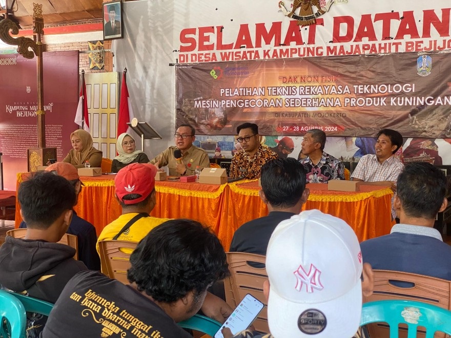 TAMBAH WAWASAN: Kades Bejijong Pradana Tera Mardiatna (tengah) bersama Kepala Disperindag Kabupaten Mojokerto Iwan Abdillah dalam pelatihan teknis kerajinan cor kuningan di balai desa setempat.