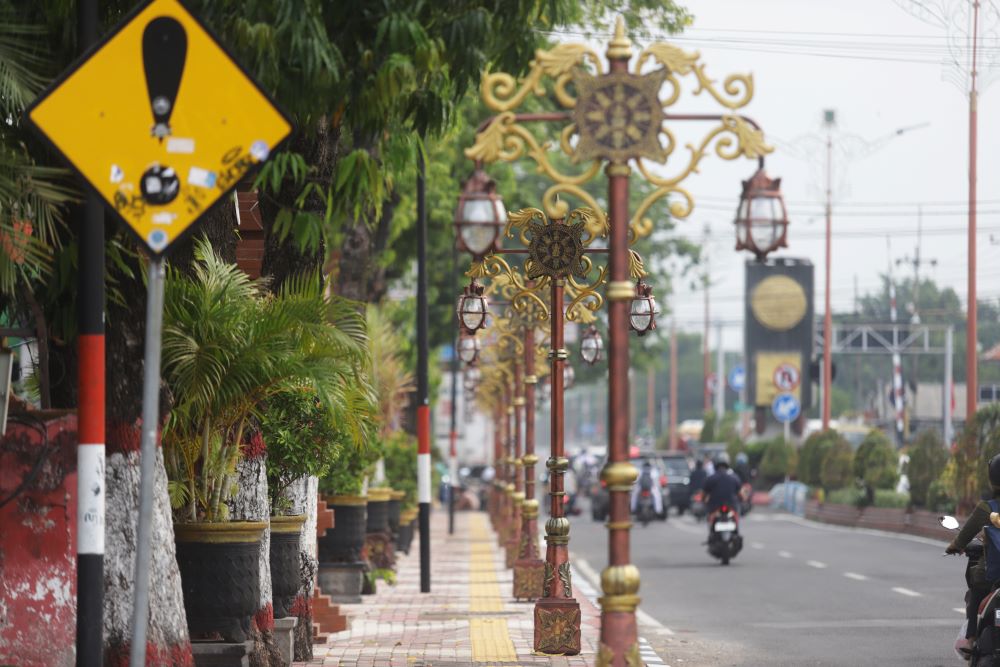 EFISIEN: PJU bergaya majapahitan di trotoar Jalan Gajah Mada, Kota Mojokerto, menggunakan lampu jenis LED.
