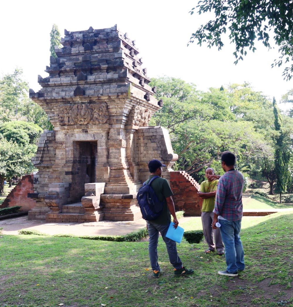 DIOBSERVASI: TACB Disbudporapar Kabupaten mengkaji Candi Jedong di Desa Wotanmas Jedong, Kecamatan Ngoro, Kabupaten Mojokerto, beberapa waktu lalu.