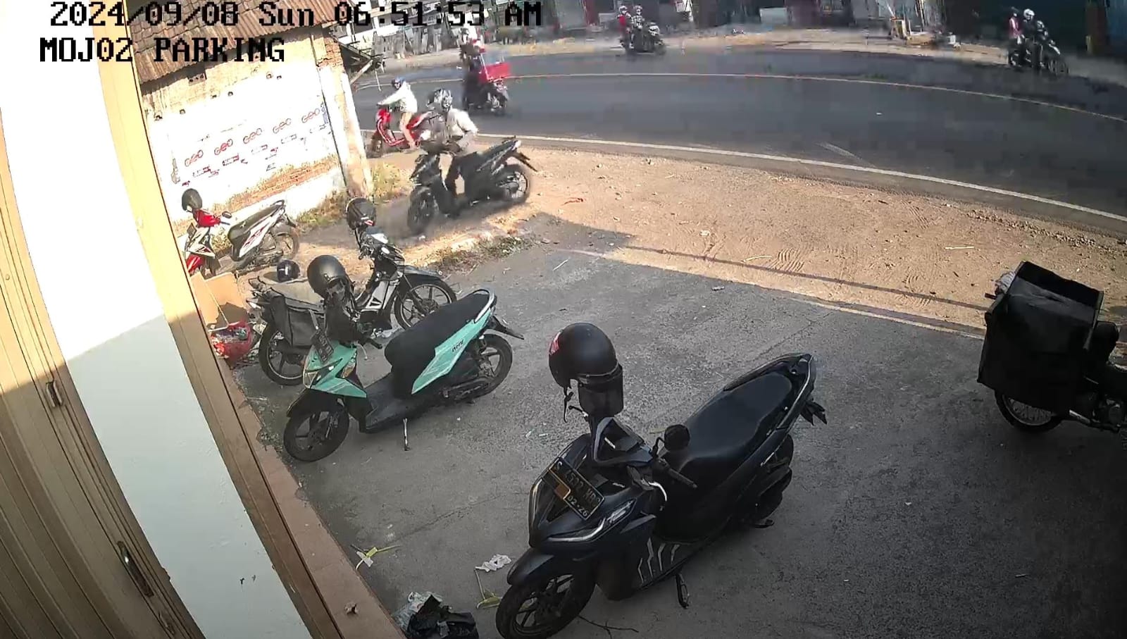 LELUASA: Komplotan maling tersorot kamera CCTV kantor ekspedisi saat menggondol motor kurir, Minggu (8/9) pagi.
