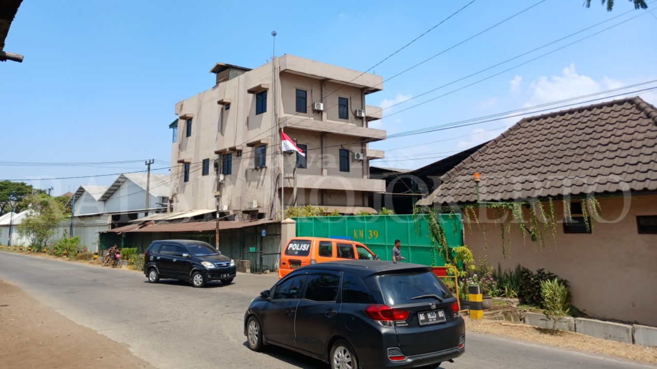 DISELIDIKI: Mobil tim Inafis Inafis dan Unit Pidum Satreskrim Polres Mojokerto Kota tiba di lokasi pabrik untuk melakukan olah TKP.
