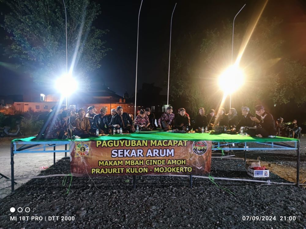 TEMPO DULU: Pengunjung saat menikmati hiburan layar tancap di Pasar Jadoel Prajoerit Koelon, Kota Mojokerto Sabtu (7/9).
