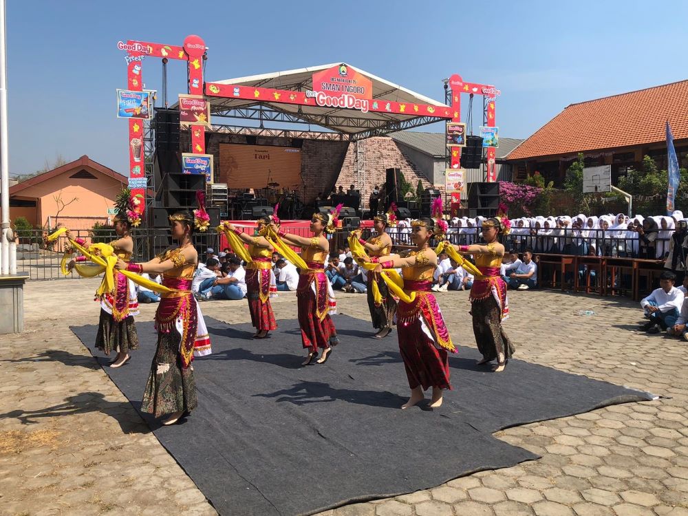 KREATIF: Suasana puncak perayaan HUT SMAN 1 Ngoro diisi dengan beragam penampilan kesenian dari siswa.