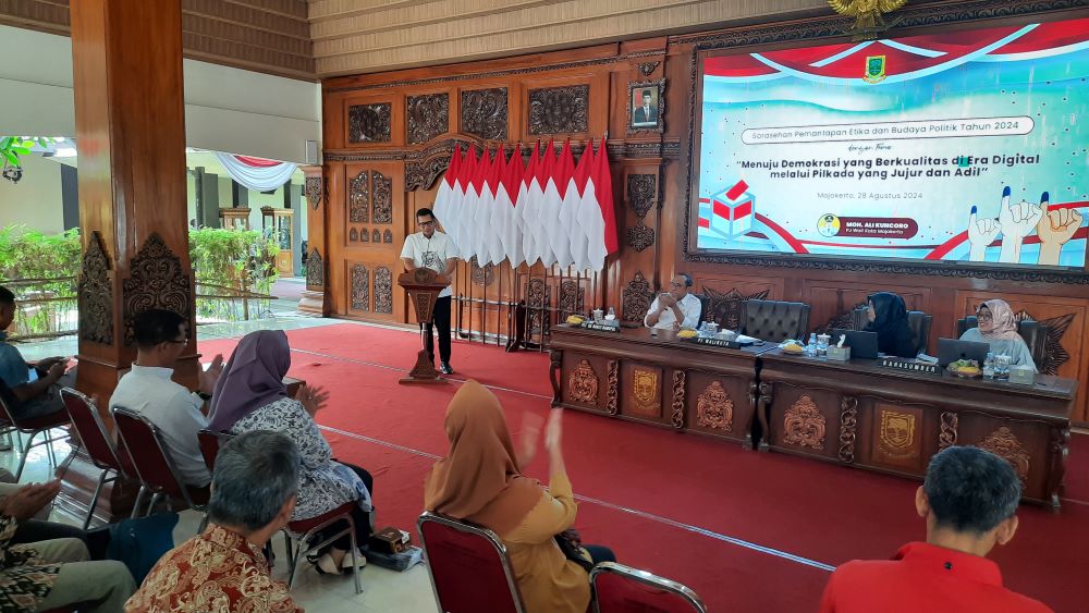 JADI ATENSI: Pj Wali Kota Mojokerto Moh. Ali Kuncoro saat menyosialisasikan terkait Pilkada 2024 di Pendapa Sabha Kridatama, Rumah Rakyat kepada LPM, partai politik, serta insan media, Rabu (28/8).