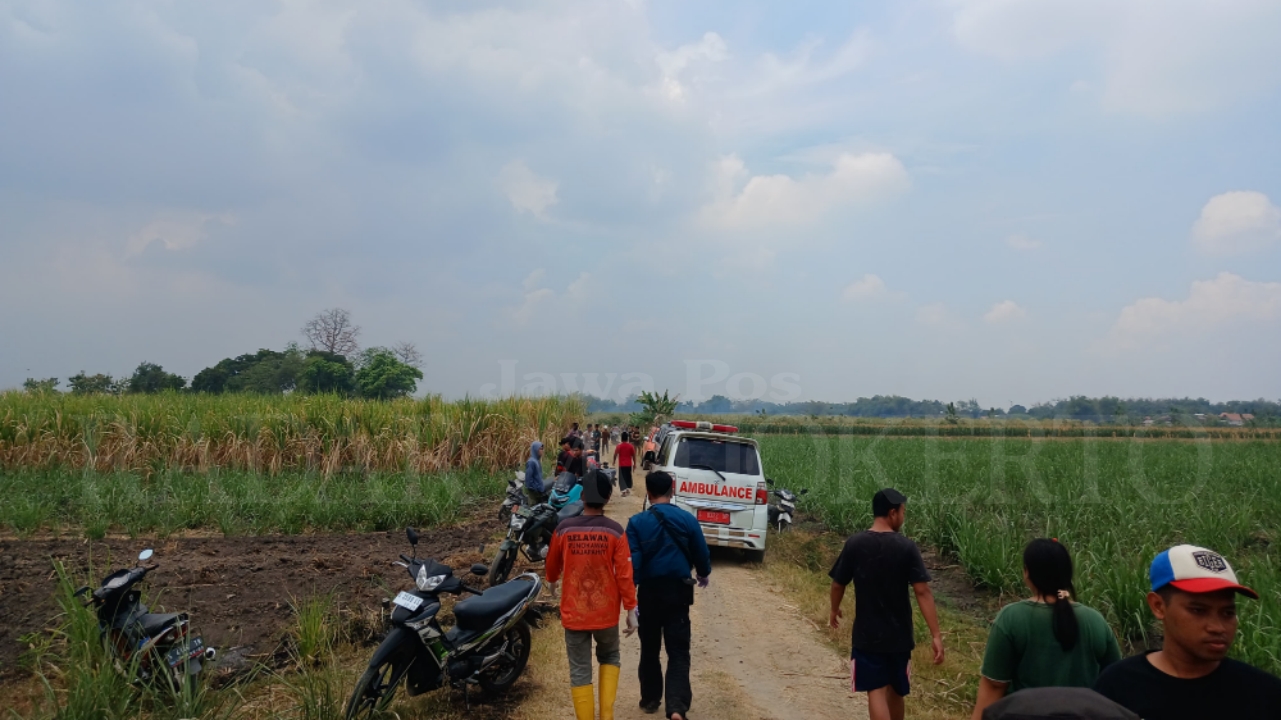 TRAGIS: Jasad korban dievakuasi ambulans ke rumah duka, Selasa (10/9/2024).