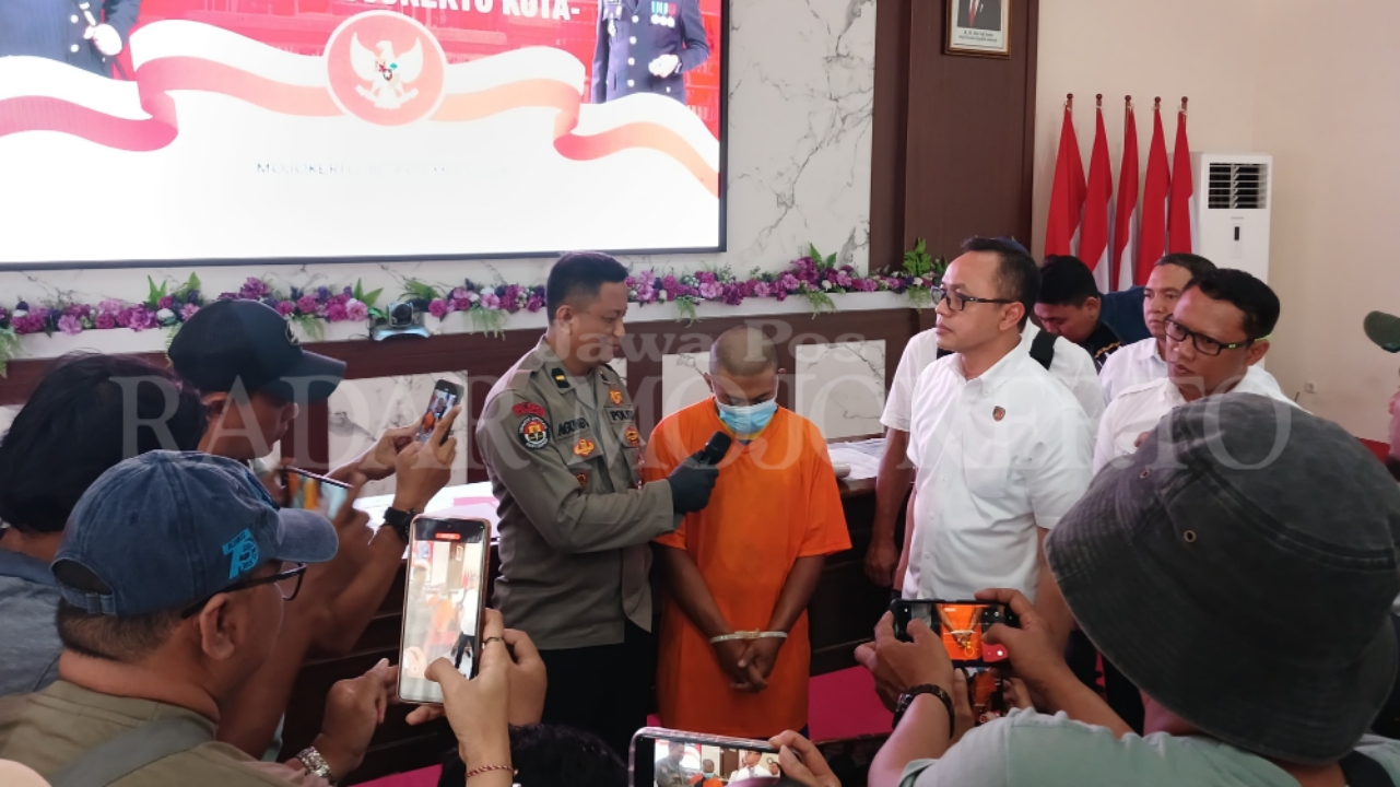 UAL ISTRI: Polisi menginterogasi tersangka TPPO modus jual istri layanan threesome saat konferensi pers di Mapolres Mojokerto Kota.