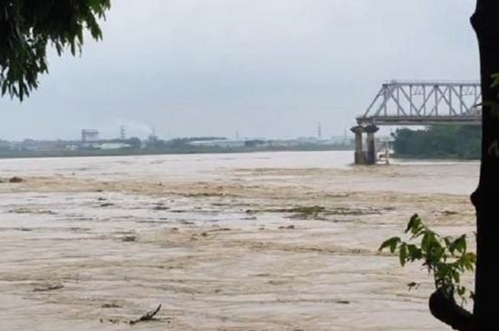 Separuh jembatan Phong Chau runtuh ke Sungai Merah, Senin, 9 September 2024. (Tangkapan layar video milik Departemen Transportasi Phu Tho via VnExpress)