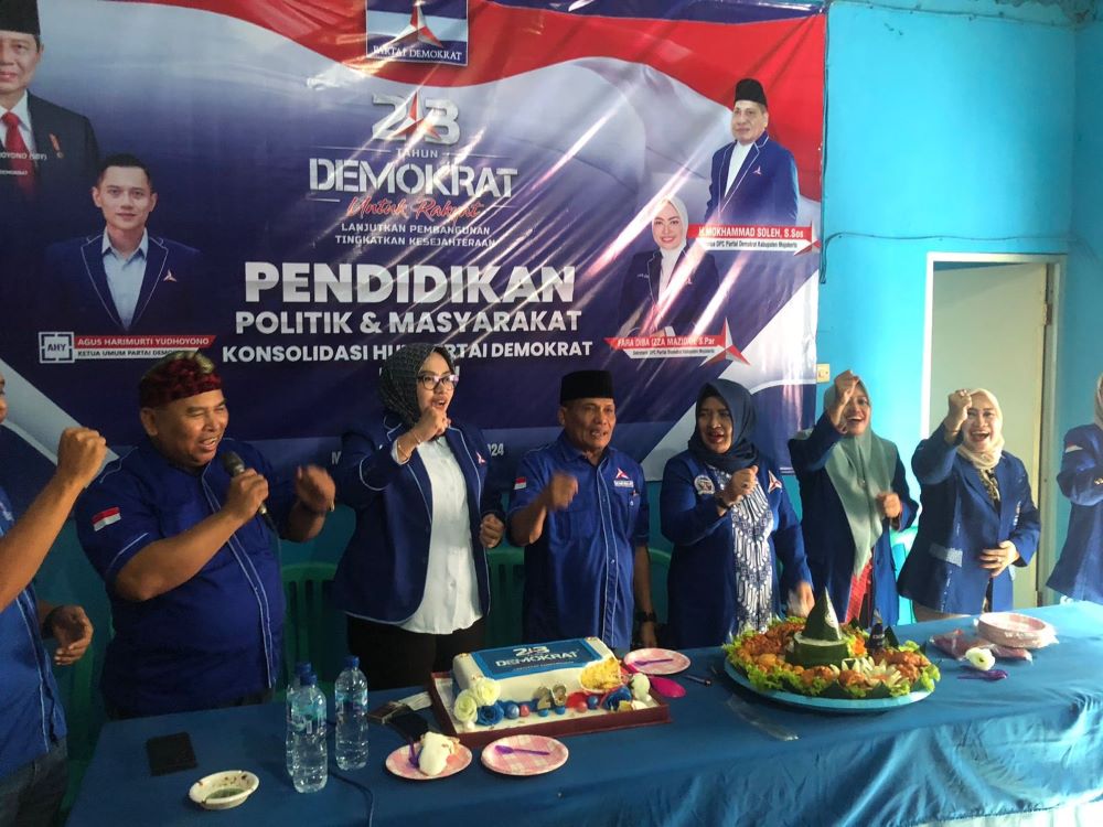 POTONG TUMPENG: DPC Partai Demokrat Kabupaten Mojokerto merayakan peringatan HUT Ke-23 Partai Demokrat dengan menggelar tasyakuran, Selasa (10/9).