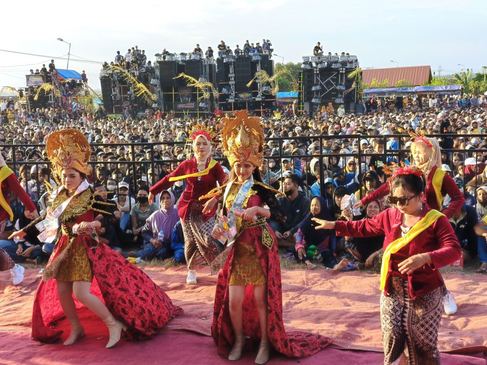 MERIAH: Ribuan warga menyaksikan pawai karnaval budaya yang digelar Pemdes Cinandang, Kecamatan Dawarblandong, Minggu (8/9).