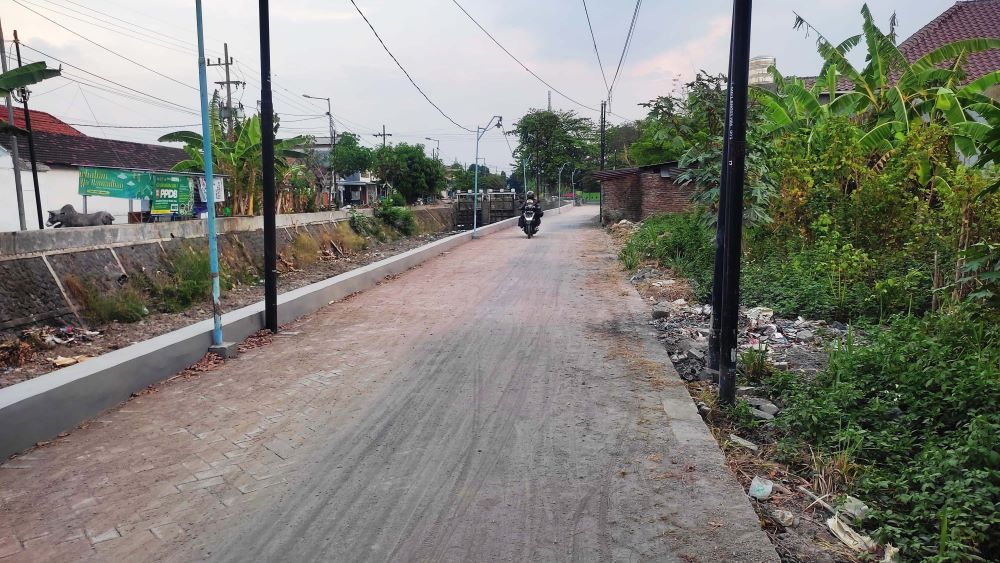 SAKSI BISU: Aksi pembegalan yang menyasar empat bocah terjadi di Jalan Dusun Jetis, Desa Banjaragung, Kecamatan Puri, Sabtu (7/9).
