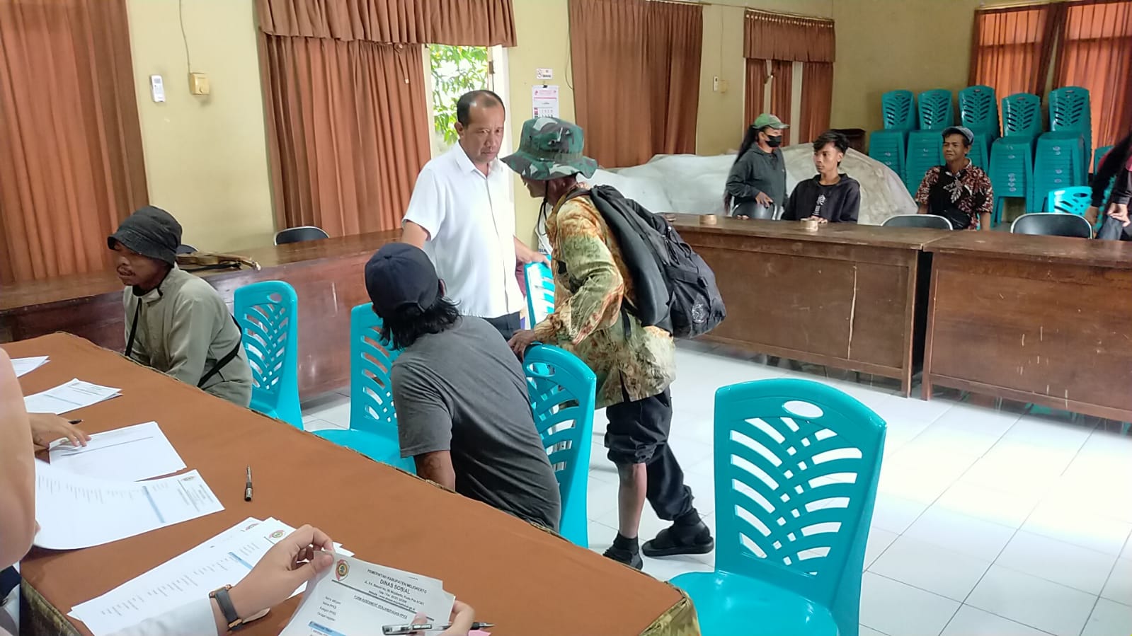 DIDATA: Para gepeng didata di kantor Dinsos Kabupaten Mojokerto sebelum dibina dan direhabilitasi, Rabu (11/9).