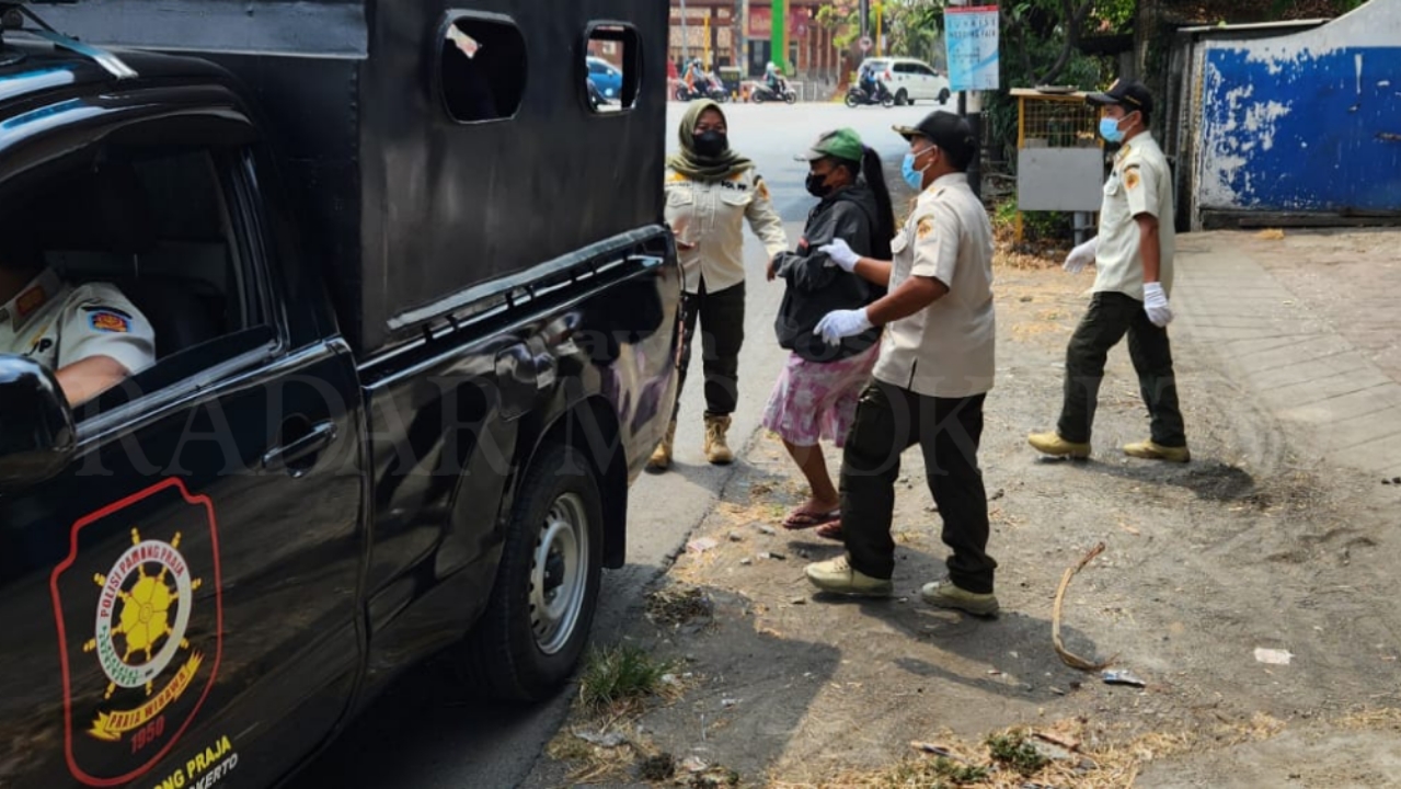 DiCIDUK: Sejumlah PMKS digiring petugas usai terjaring razia, Rabu (11/9).