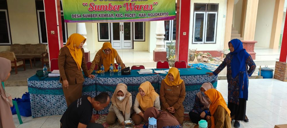 DIBIMBING: Pemdes Sumberkembar bersama puskesmas setempat menggelar program Posyandu Jiwa di balai desa setempat, Selasa (10/9).