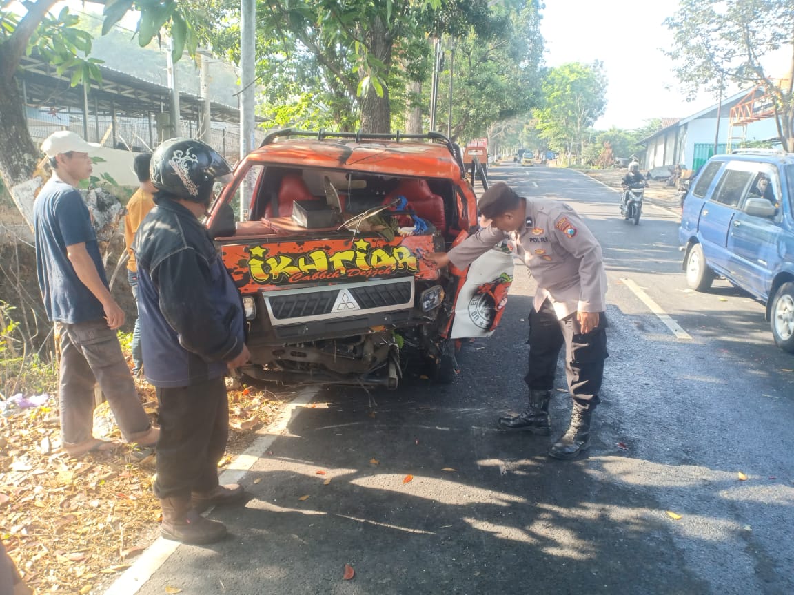 PENANGANAN: Petugas Polsek Pacet melakukan penanganan awal kecelakaan pikap dan motor di Jalan Raya Dusun Pamotan, Desa Warugunung, Kecamatan Pacet, Kamis (12/9) pagi.