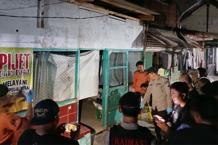 NAHAS: Polisi melakukan olah TKP korban ditemukan meninggal di Jalan Penanggungan, Kelurahan Wates, Kecamatan Magersari, Kota Mojokerto, Kamis (12/9) dini hari.