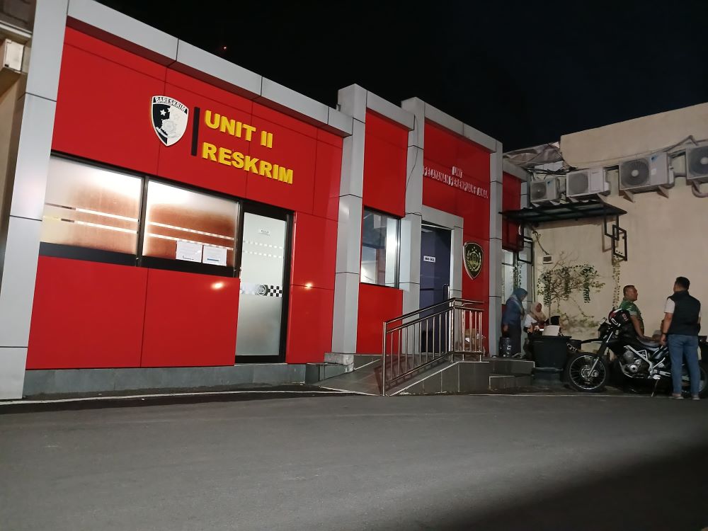 DIRUGIKAN: Korban bersama kerabat menunggu pemeriksaan untuk membuat laporan dugaan penipuan modus CPNS di Mapolres Mojokerto Kota, Rabu (11/9) malam.