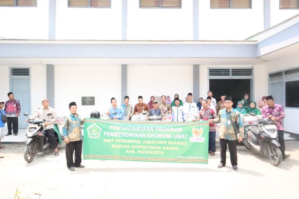 BERMANFAAT: Penerima manfaat menerima bantuan motor dari Program Pemberdayaan Ekonomi Umat UPZ Kantor Kemenag Kabupaten Mojokerto.