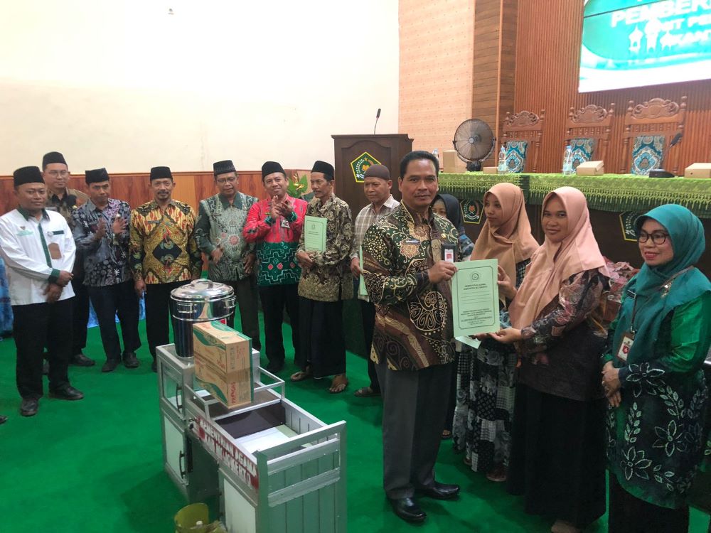 TASYARUF: Kepala Kantor Kemenang Kabupaten Mojokerto Muttakin menyerahkan bantuan Program Pemberdayaan Ekonomi Umat UPZ Kantor Kemenag Kabupaten Mojokerto kepada penerima manfaat, kemarin (12/9).