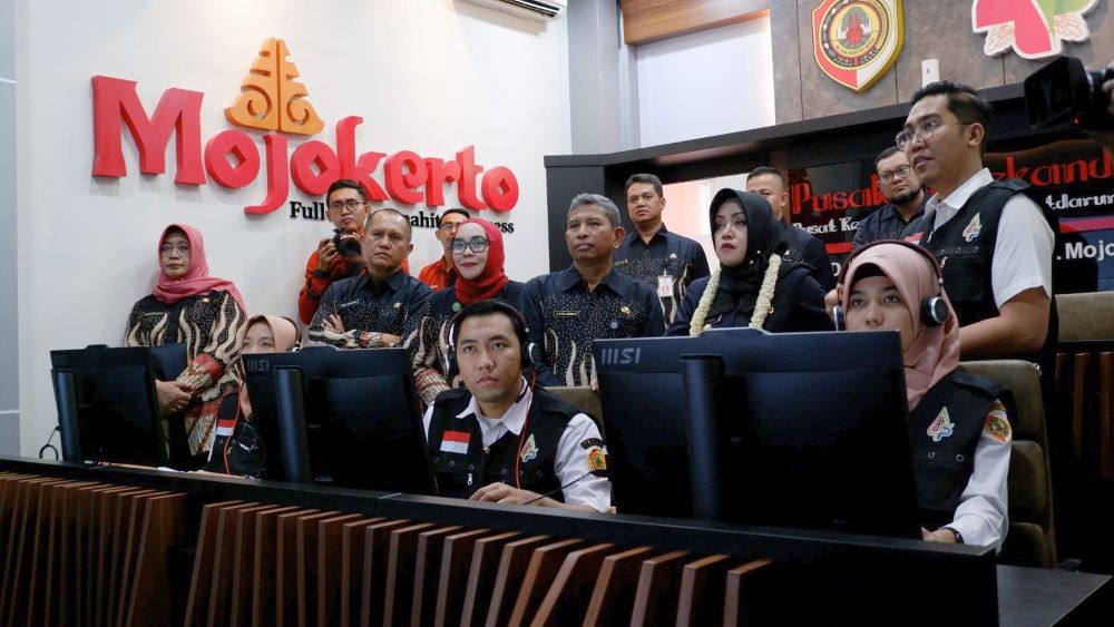 PERDANA: Bupati Ikfina Fahmawati menilik uji coba penerapan layanan inovasi Pusaka didampingi Direktur RSUD Prof dr Soekandar dr Djalu Naskutub.