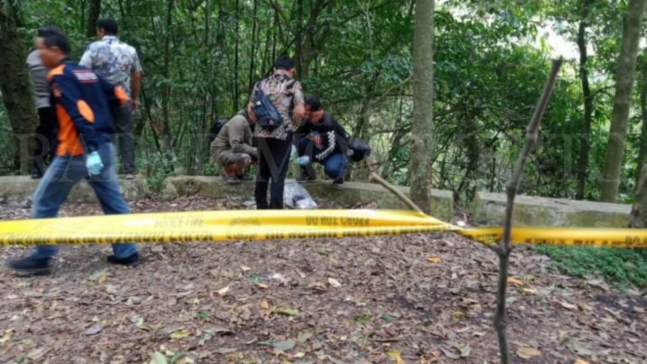 IDENTIFIKASI: Petugas kepolisian dan relawan tampak berada di lokasi penemuan mayat perempuan di kawasan Tahuran R.Soerjo, Pacet, Kabupaten Mojokerto, Jumat (13/9/2024).