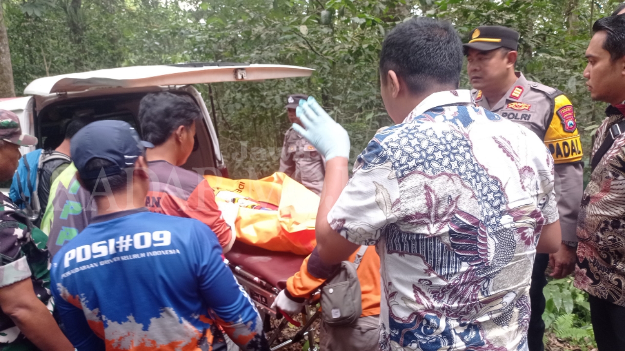 DISELIDIKI: Jasad perempuan yang ditemukan di hutan Pacet, Mojokerto, dievakuasi ke RS Pusdik Porong.