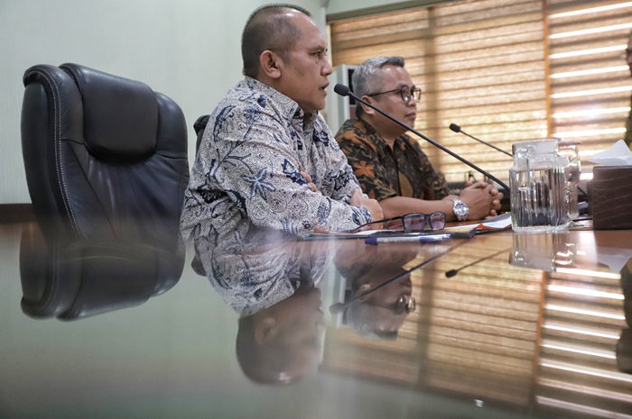 Sekdakab Mojokerto Teguh Gunarko dan Kepala Diskomfo Ardi Sepdianto saat memberikan keterangan pers terkait pemberian sanksi PNS mesum, Jumat (13/9). Sofan