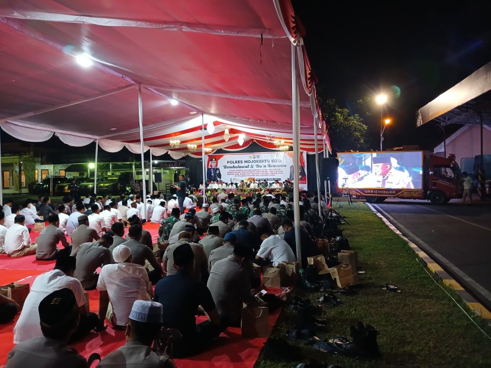 BERSINERGI: Salawat dan doa bersama yang dihadiri berbagai unsur masyarakat berlangsung di Mapolres Mojokerto Kota, Kamis (12/9) malam.