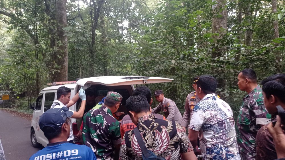 DIOTOPSI: Petugas mengevakuasi jasad korban menuju Rumah Sakit Bhayangkara Pusdik Sabhara Porong, Sidoarjo.