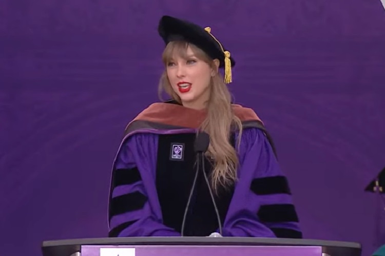 Taylor Swift ketika berpidato di depan para wisudawan 2022