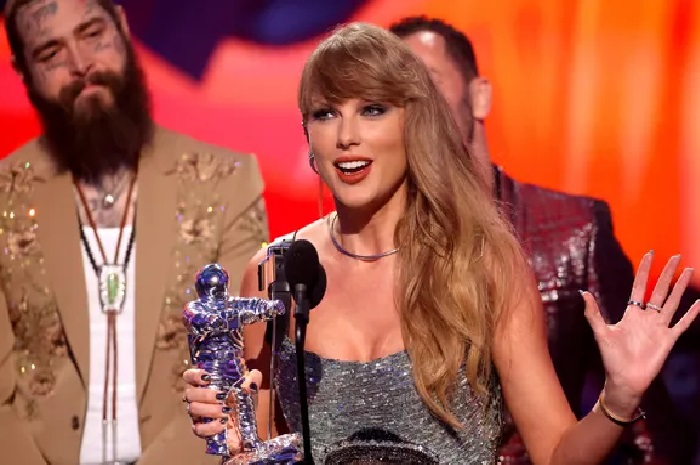 Taylor Swift saat menerima sejumlah penghargaan