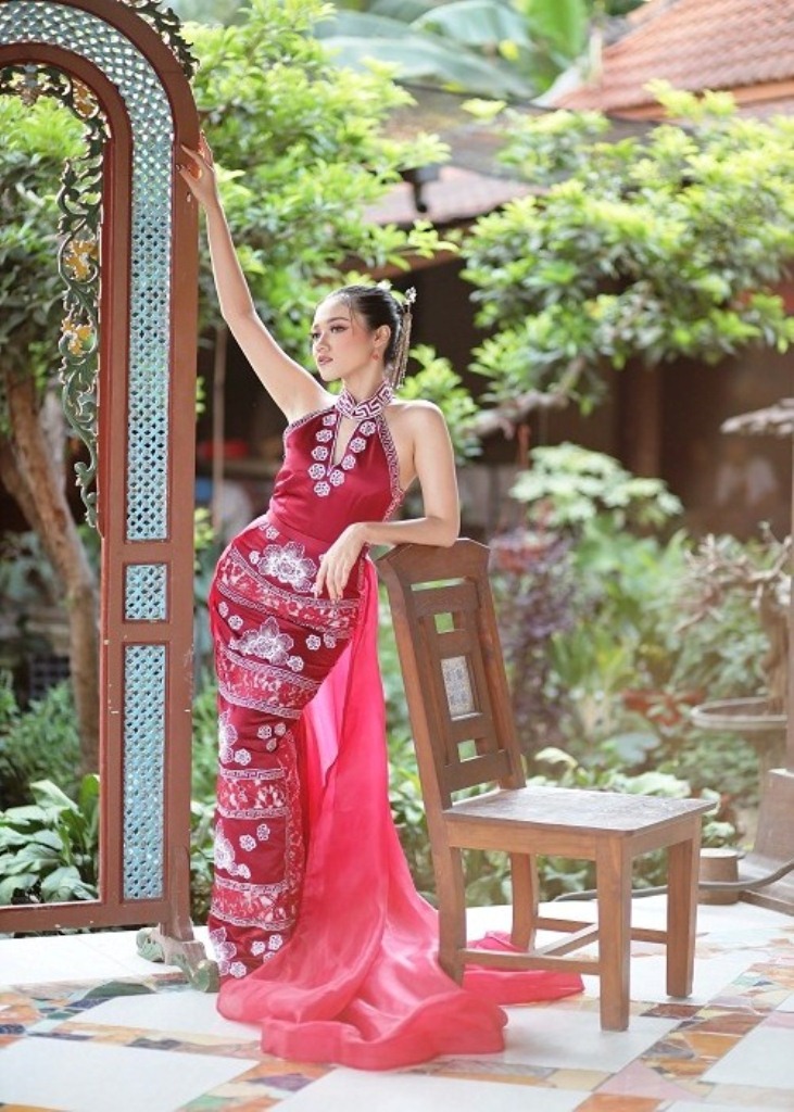 ORIENTAL: Batik khas Mojokerto dikreasikan menjadi busana qipao khas masyarakat Tionghoa yang hasilnya tak kalah apik.