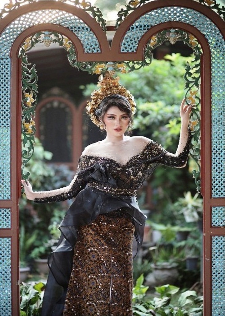 INSPIRATIF: Batik motif Surya Majapahit dirancang menjadi model kebaya Bali yang tampak kekinian.