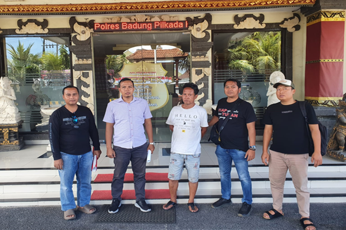 DIRINGKUS: Unit Tipikor Satreskrim Polres Mojokerto meringkus Imam Mahfudi (tengah). Mantan Kades Bicak ini sempat diperiksa di Polres Badung sebelum dikeler ke Mojokerto.