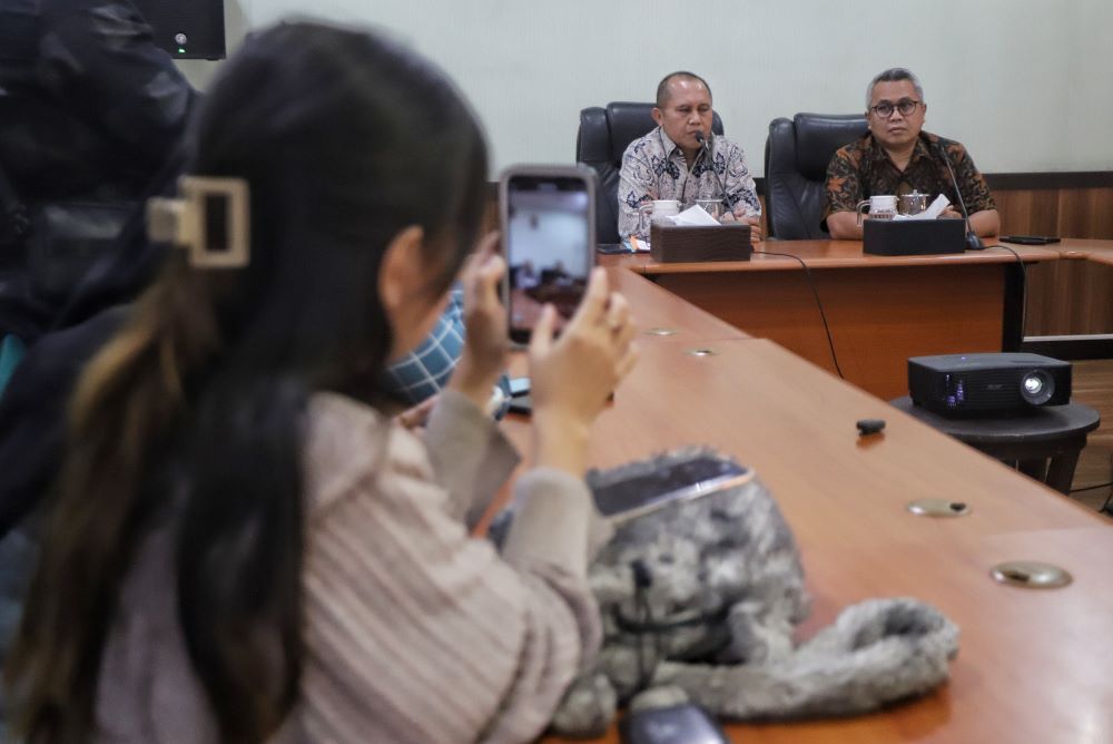 TEGAS: Sekdakab Mojokerto Teguh Gunarko memberikan keterangan pers terkait penjatuhan sanksi kepada oknum PNS yang terlibat kasus perselingkuhan di ruang rapat Asisten Setdakab Mojokerto, Jumat (13/9)