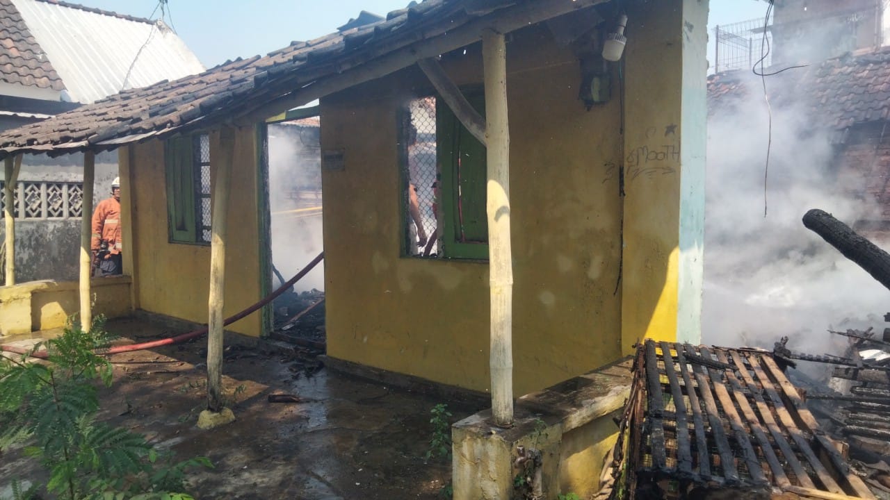 LUDES: Rumah warga di Dusun/Desa Tempuran, kecamatan Sooko, yang dilalap api, Minggu (15/9) pagi, ludes tak tersisa.