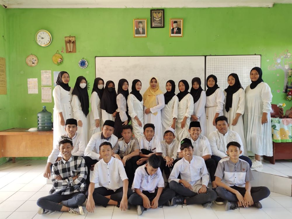 KOMPAK : Keluarga besar SMPN 2 Mojoanyar saat melaksanakan perayaan maulid nabi, Sabtu (14/9).
