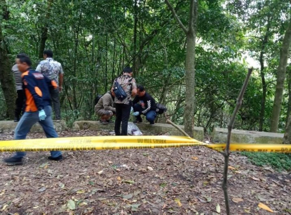 OLAH TKP: Petugas kepolisian melakukan olah tempat kejadian perkara (TKP) pembuangan mayat perempuan cantik di hutan Desa/Kecamatan Pacet, Mojokerto, Jumat (13/9).