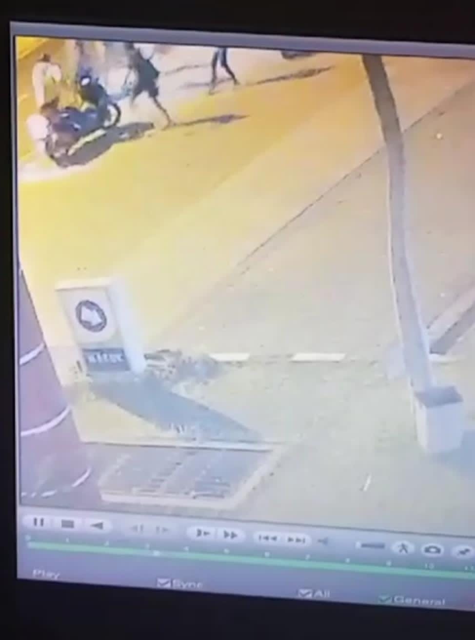 DIPUKULI: Aksi pengeroyokan sekelompok remaja yang terekam CCTV di area SPBU Pertamina 54.613.37 Sampangagung, Kecamatan Kutorejo, Mojokerto.